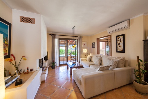 Helles Schlafzimmer mit Badezimmer en Suite