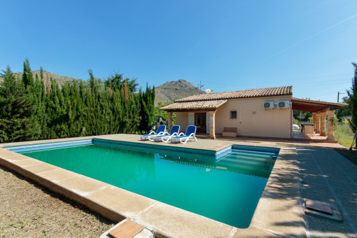 Ebenerdige Finca mit Vermietlizenz und Pool in ruhiger Seitenstraße in Port de Pollença