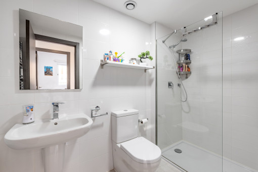 Badezimmer mit Dusche