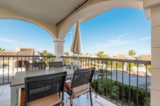 Überdachte Terrasse mit Essbereich