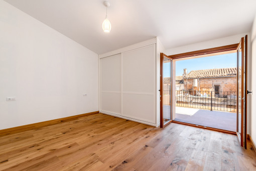 Hauptschlafzimmer mit Balkonzugang