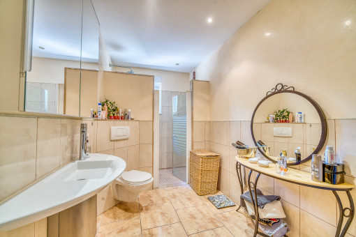 Badezimmer mit ebenerdiger Dusche