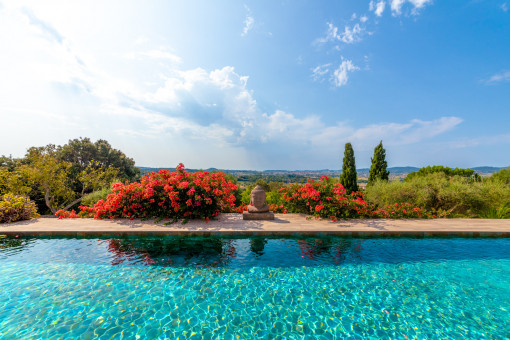 Pool mit fantastischem Landschaftsblick