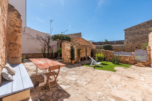 Großer Patio mit Essbereich