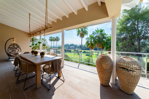 Überdachte Terrasse mit Sitzmöglichkeit