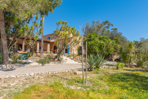 Absolutes Paradies - Autarke, charaktervolle Finca mit Pool, eigenem Strom, eigenen Wasser und eingewachsenem Garten nahe Porreres