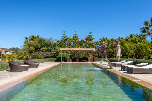 Toller Pool mit Terrasse