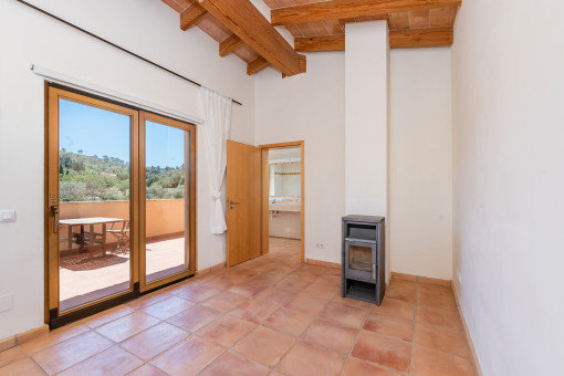 Gästezimmer mit Ofen und Balkon