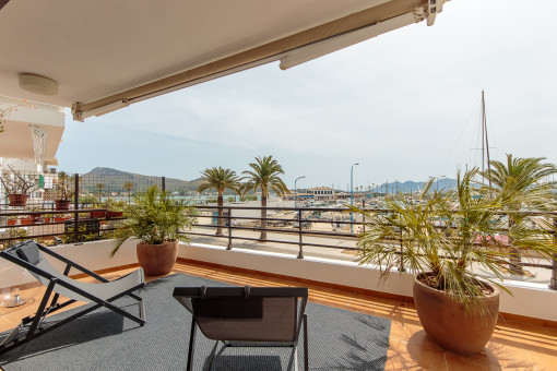 Geräumige Terrasse mit Hafenblick