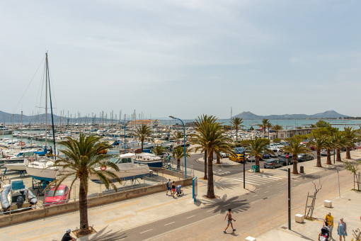 Blick über die Boote bis hin zum Meer