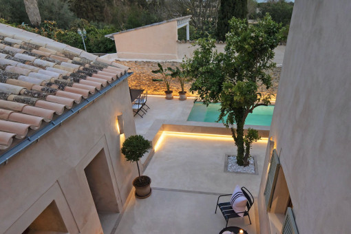 Poolbereich und Patio am Abend