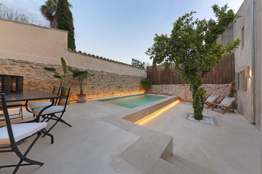 Poolbereich und Patio am Abend
