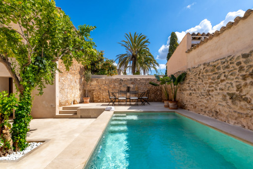 Entspannte Terrasse neben dem Pool