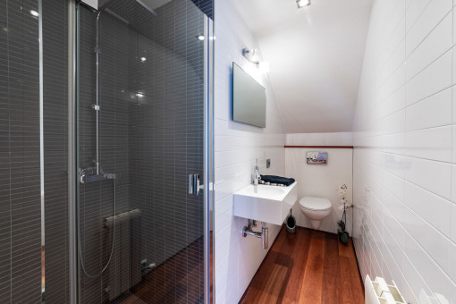 Modernes Badezimmer mit Dusche