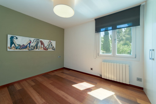 Schlafzimmer mit viel natürlichem Licht