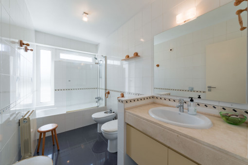 Geräumiges Badezimmer mit Badewanne