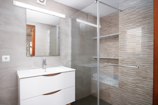 Badezimmer mit ebenerdiger Dusche