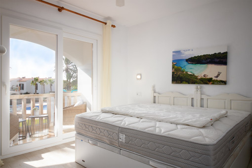 Lichtdurchflutetes Schlafzimmer