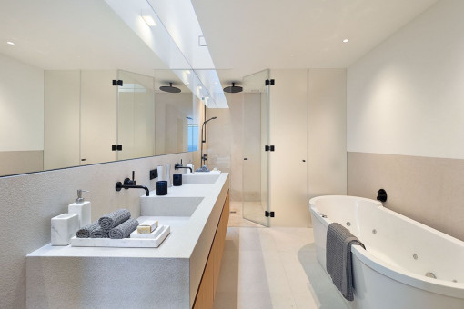 Badezimmer mit Badewanne