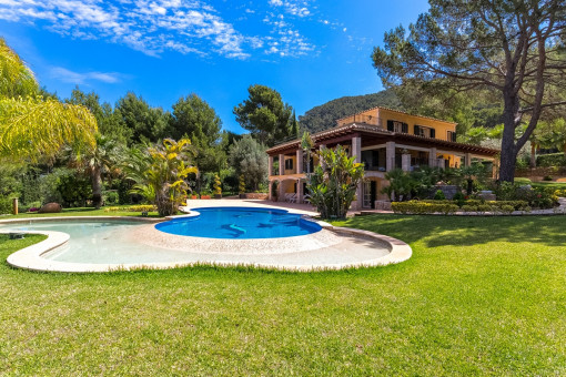 Traumhaftes Finca-Anwesen bei Puerto Andratx mit Blick über den Pool bis zum Meer