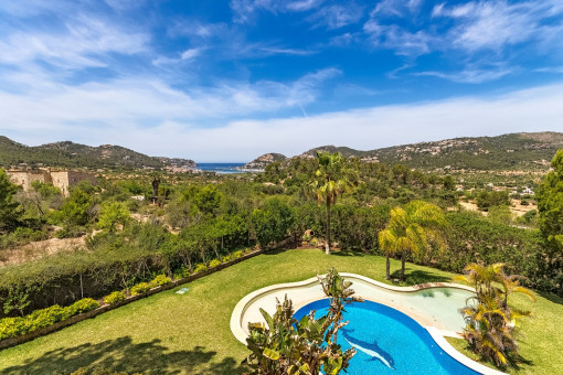 Traumhafter Blick auf den Pool und das Meer