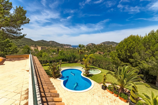 Balkon mit Blick auf den Pool