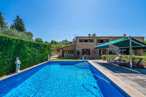 Sonniger Poolbereich