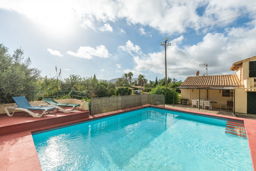 Der Pool ist von einer Terrasse umgeben