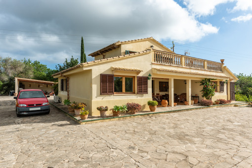 Eine Terrasse umgibt die Villa