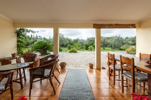 Überdachte Terrasse mit Blick in den Garten