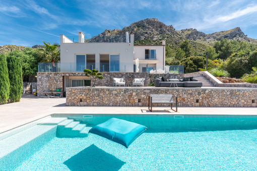 Finca und großzügiger Pool
