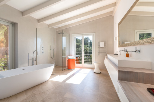 Badezimmer mit Tageslicht