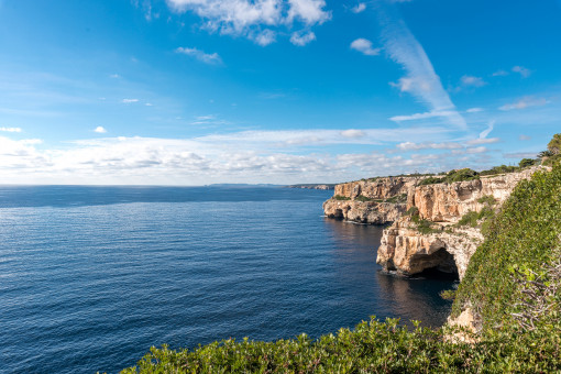 Blick auf das Meer und die Klippen