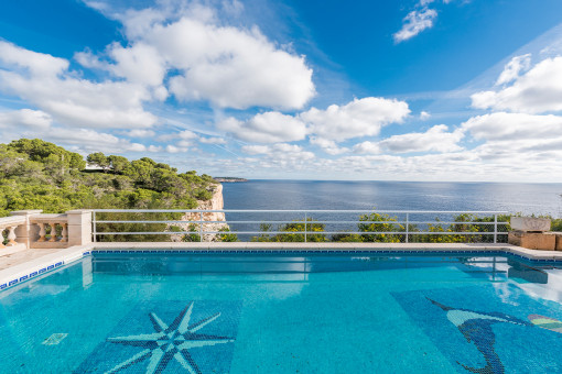 Villa in erster Meereslinie in atemberaubender Lage in Cala Llombards