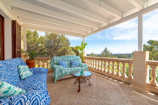 Überdachte Terrasse mit Lounge-Bereich