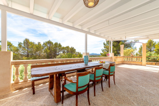 Überdachte Terrasse mit Essbereich