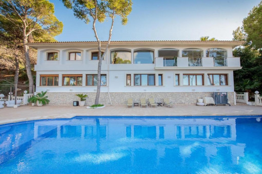 Imposante Meerblick-Villa mit Pool und Privatsphäre in Hanglage auf großem Grundstück in Santa Ponsa