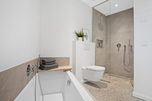 Elegantes Badezimmer mit Badewanne und Dusche