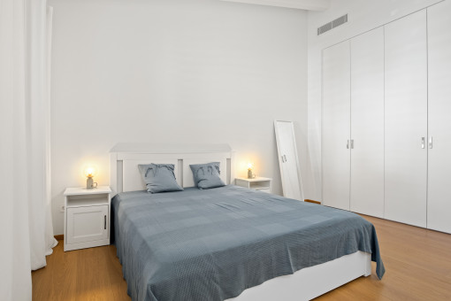 Geräumiges Schlafzimmer mit Einbauschrank
