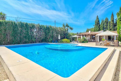 Riesiger Pool