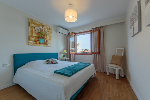 Schlafzimmer mit Klimaanlage und Heizung