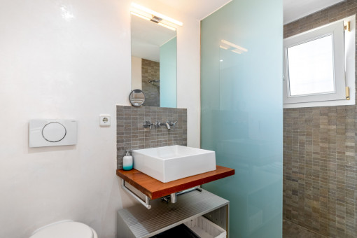 Modernes Duschbadezimmer