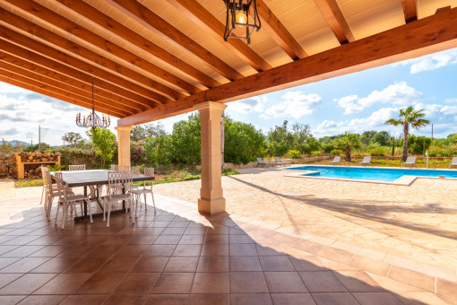 Terrasse mit Blick auf den Pool