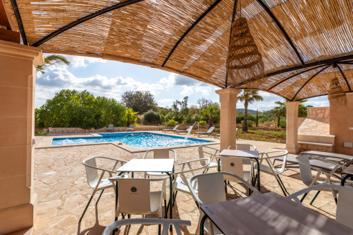 Überdachte Poolterrasse