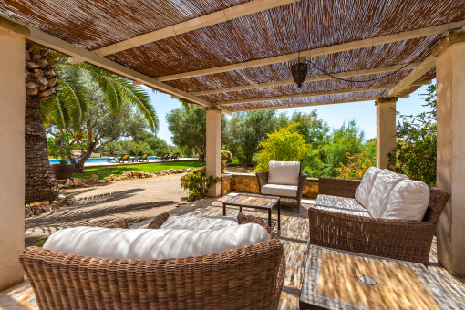 Schöne überdachte Terrasse