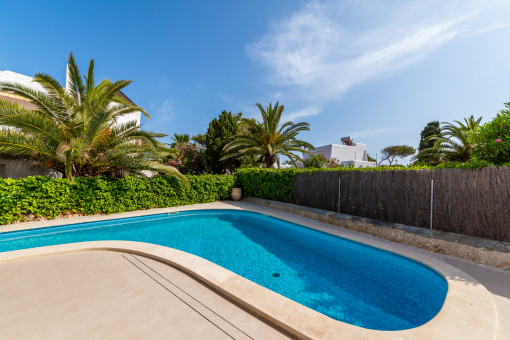 Sonniger Poolbereich