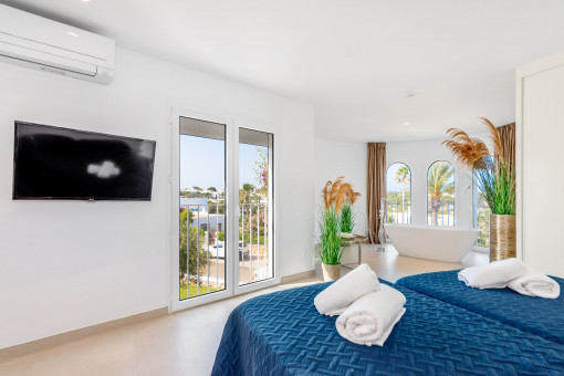 Hauptschlafzimmersuite mit freistehender Badewann