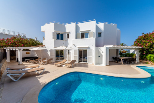 Wunderschöne Villa mit Pool und Ferienvermietungslizenz in 2. Meereslinie von Cala d'Or