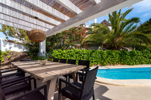 Überdachte Terrasse am Pool