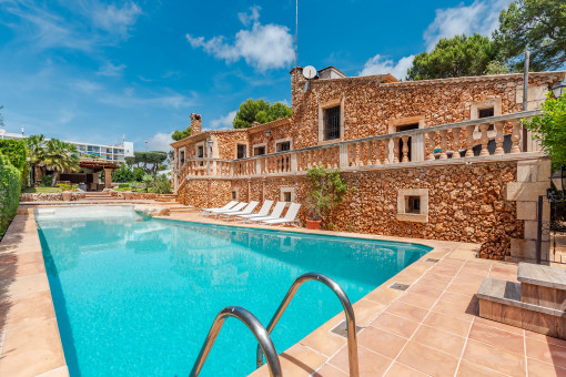 Hervorragende Villa mit Pool direkt am Meer mit Ferienvermietlizenz in Costa de los Pinos.